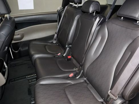 Used 2025 Kia Carnival FWD image 21