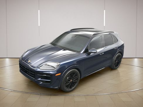 Certified 2026 Porsche Cayenne GTS AWD/4WD image 34