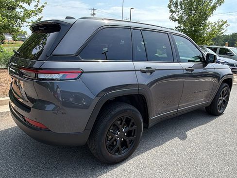 Used 2025 Jeep Grand Cherokee Altitude AWD/4WD image 8