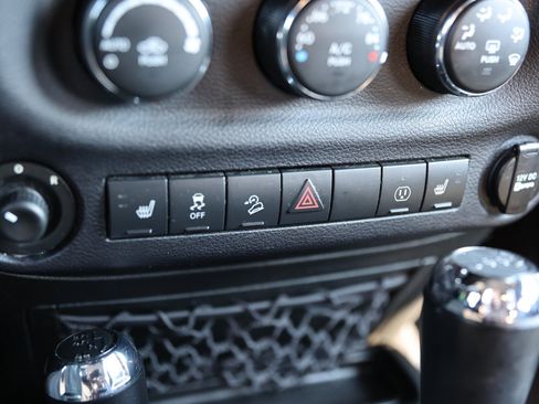 Used 2016 Jeep Wrangler Unlimited Rubicon image 28