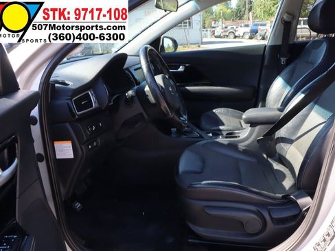 Used 2017 Kia Niro EX FWD image 12