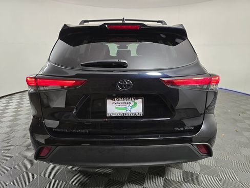 Used 2022 Toyota Highlander XLE AWD/4WD image 6