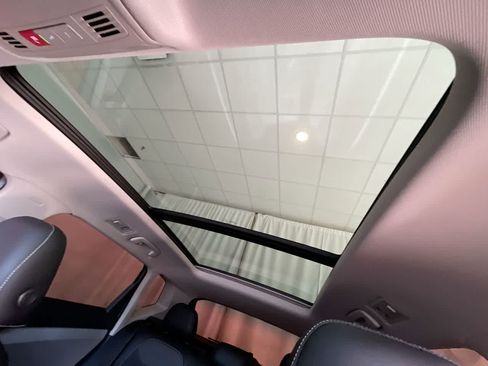 Used 2022 Volkswagen Taos SE w/ Panoramic Sunroof Package FWD image 21