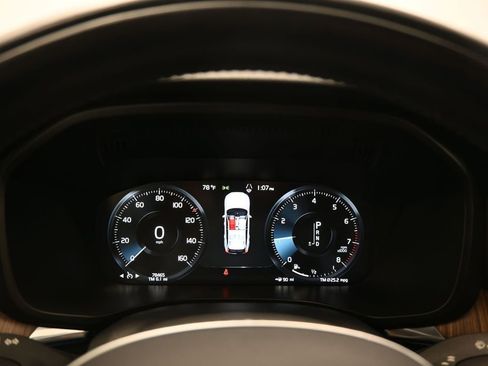 Used 2021 Volvo XC60 T5 Momentum w/ Protection Package Premier FWD image 19