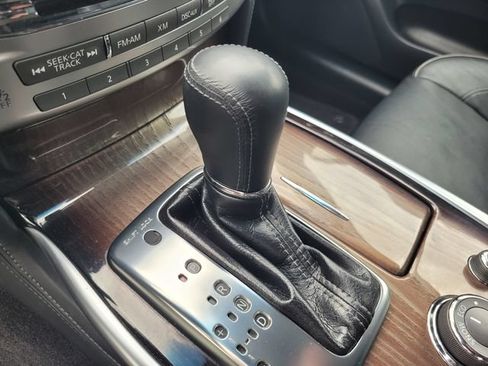 Used 2017 INFINITI Q70 L 3.7 w/ Deluxe Touring Package RWD image 18