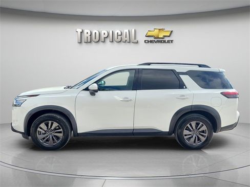 Used 2022 Nissan Pathfinder SV image 2