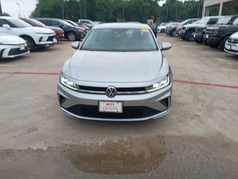Used 2025 Volkswagen Jetta SE FWD image 5