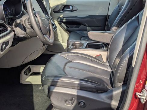 Used 2023 Chrysler Pacifica Touring-L image 11