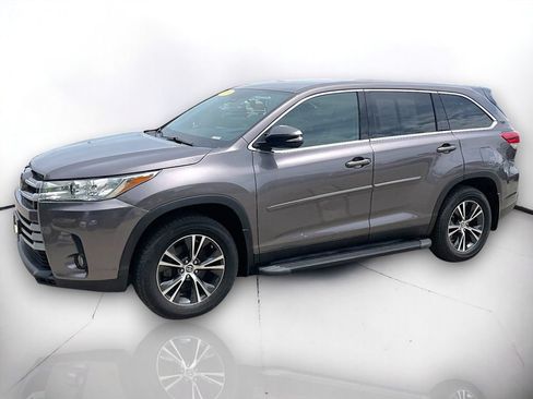 Used 2019 Toyota Highlander Plus AWD/4WD image 2