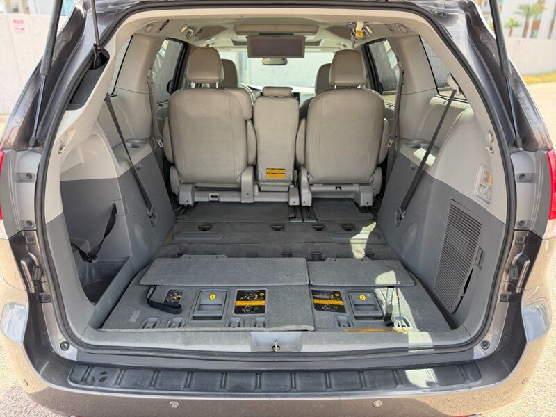 Used 2014 Toyota Sienna XLE w/ XLE Premium Package FWD image 8