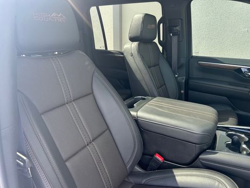 Used 2025 Chevrolet Suburban High Country image 5