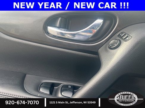 Used 2018 Nissan Rogue SV image 15