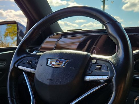 Used 2024 Cadillac Escalade ESV Luxury image 19