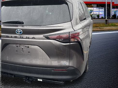 Used 2023 Toyota Sienna XLE image 3
