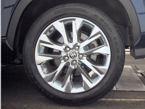 Used 2023 Toyota Highlander Limited image 13