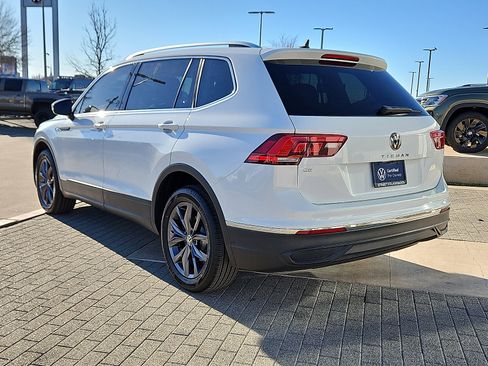 Used 2022 Volkswagen Tiguan SE w/ Panoramic Sunroof Package image 2