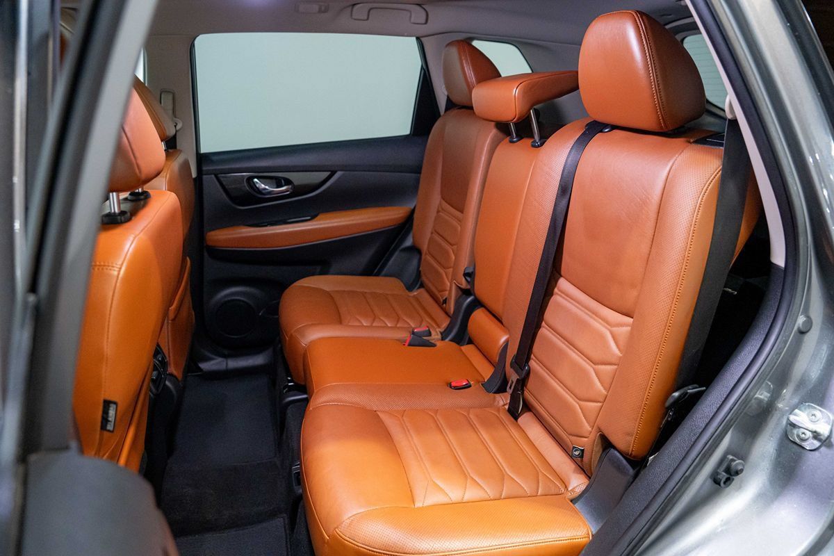 Used 2018 Nissan Rogue SL w/ Premium Package FWD image 12