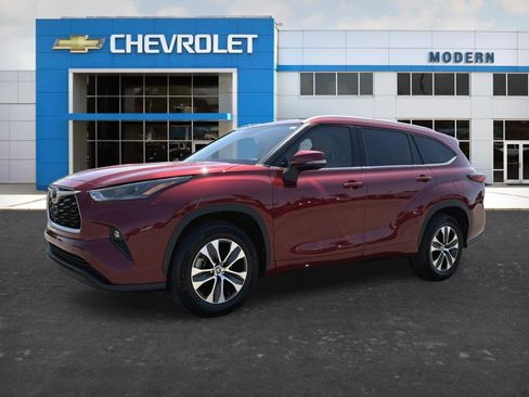 Used 2022 Toyota Highlander XLE FWD image 1