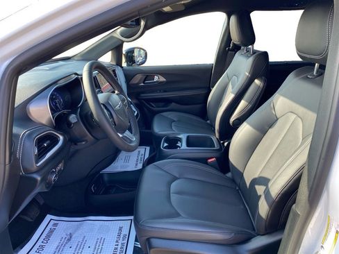 New 2026 Chrysler Pacifica Select image 10
