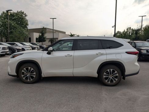 Used 2021 Toyota Highlander XLE AWD/4WD image 6