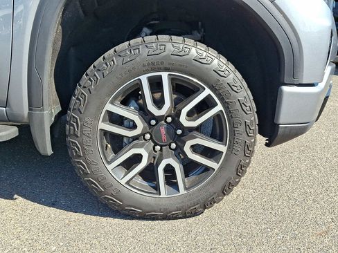 Used 2024 GMC Sierra 1500 AT4 w/ Technology Package AWD/4WD image 9