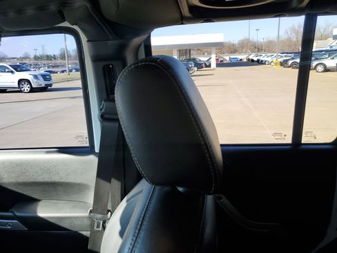 Used 2015 Jeep Wrangler Unlimited Sahara w/ Connectivity Group AWD/4WD image 12