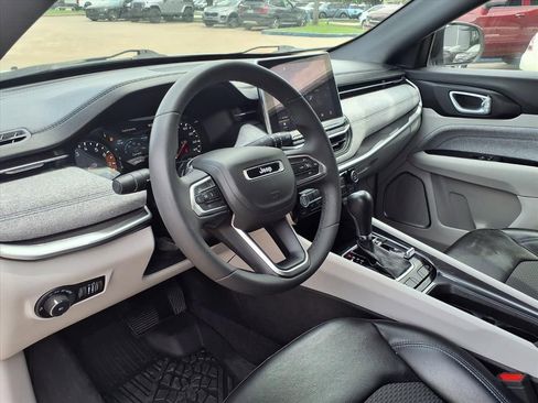 Used 2023 Jeep Compass Latitude image 10