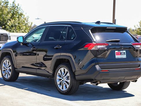 Used 2022 Toyota RAV4 XLE Premium FWD image 7