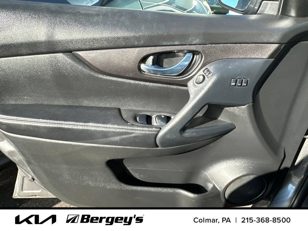 Used 2019 Nissan Rogue SV w/ Premium Package AWD/4WD image 9
