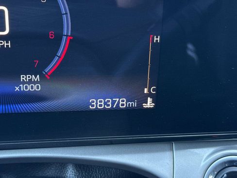 Used 2025 Chevrolet Trax LT FWD image 3