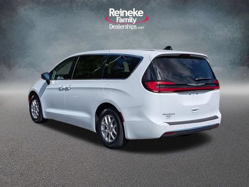 Used 2024 Chrysler Pacifica Touring-L FWD image 8