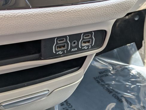 Used 2024 Chrysler Pacifica Limited FWD image 31