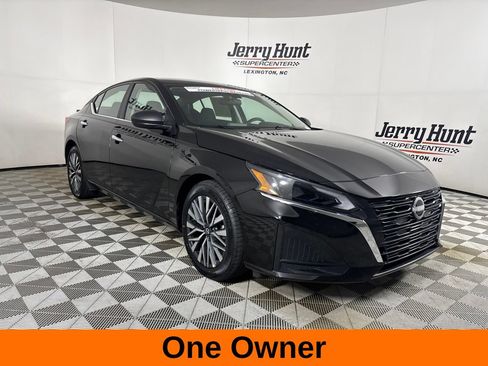 Used 2025 Nissan Altima 2.5 SV FWD image 4
