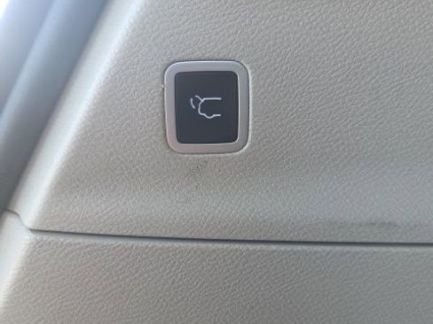 Used 2023 Chrysler Pacifica Touring-L image 11