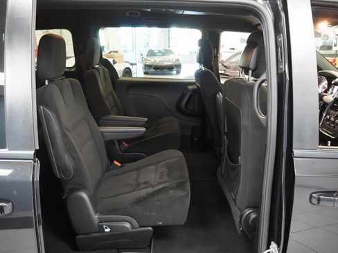 Used 2017 Dodge Grand Caravan SE image 24