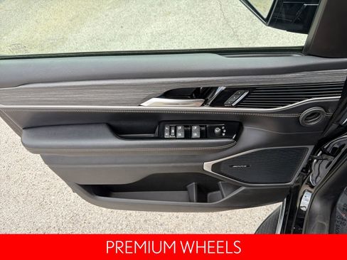 Used 2024 Jeep Wagoneer L Series II w/ Flexible Seating Group AWD/4WD image 19