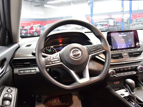 Used 2025 Nissan Altima 2.5 SV FWD image 8