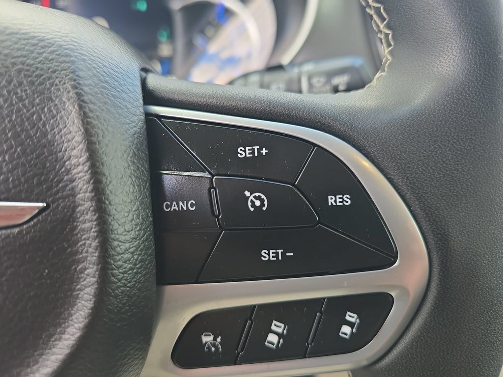 Used 2023 Chrysler Pacifica Touring-L FWD image 25