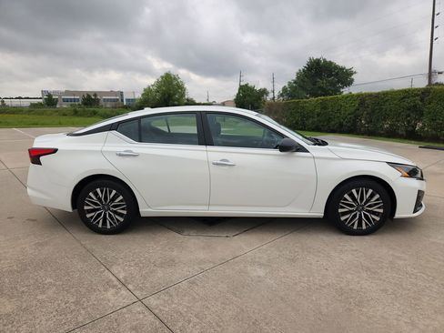 Used 2025 Nissan Altima 2.5 SV FWD image 4