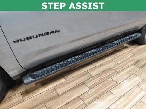 Used 2025 Chevrolet Suburban Z71 image 12