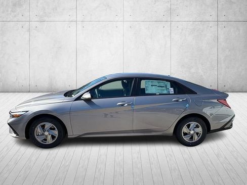 New 2026 Hyundai Elantra SE FWD image 2