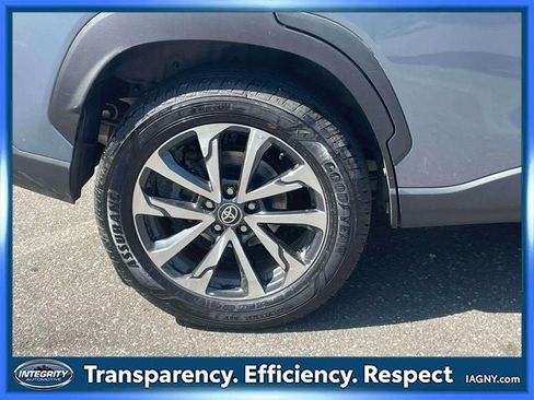 Used 2025 Toyota Corolla Cross XLE AWD/4WD image 8