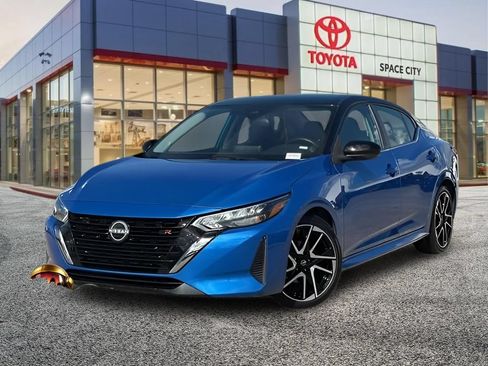 Used 2025 Nissan Sentra SR FWD image 2