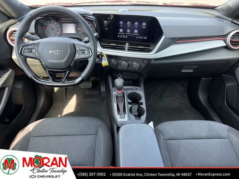 Used 2025 Chevrolet Trax RS FWD image 15