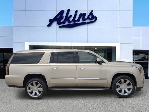 Used 2017 Cadillac Escalade ESV Luxury RWD image 1