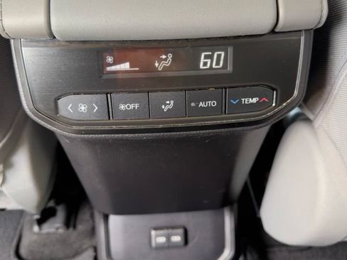 Used 2023 Toyota Highlander LE FWD image 17