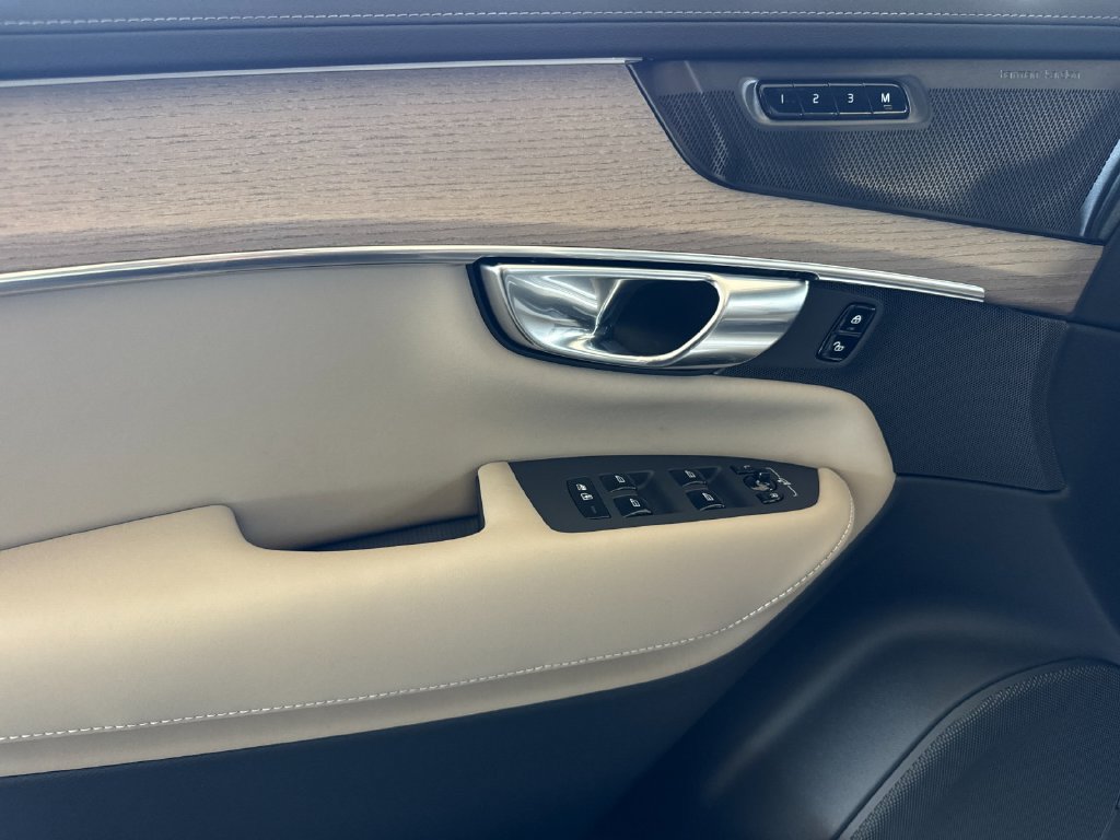 New 2026 Volvo XC90 T8 Plus w/ Protection Package Premier AWD/4WD image 10