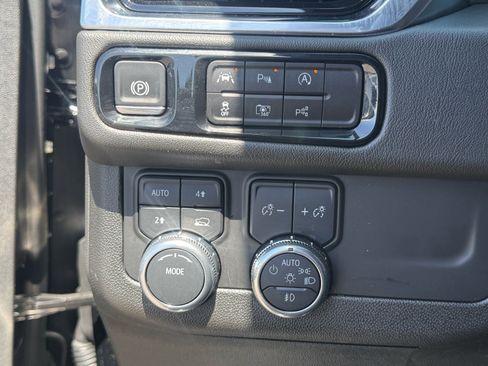 Used 2025 GMC Yukon XL Denali AWD/4WD image 21