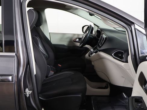 Used 2023 Chrysler Voyager LX FWD image 23