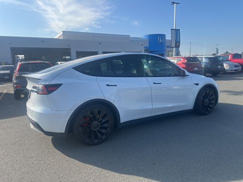 Used 2022 Tesla Model Y Performance image 3